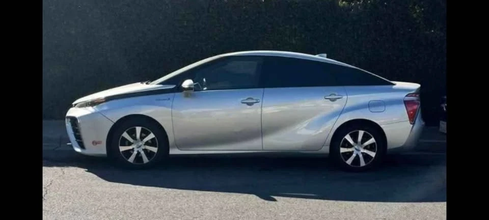 2017 Toyota Mirai - Image 2 of 2