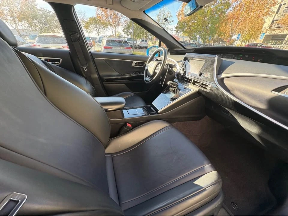 2017 Toyota Mirai - Image 8 of 12