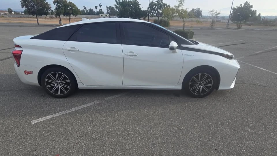 2017 Toyota Mirai - Image 2 of 10