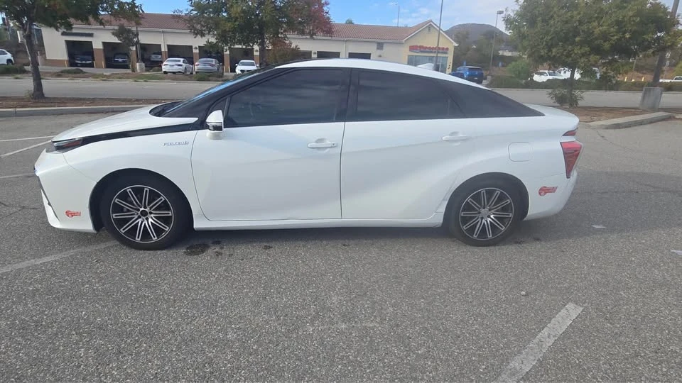 2017 Toyota Mirai - Image 5 of 10
