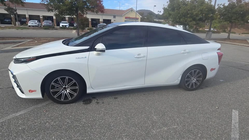 2017 Toyota Mirai - Image 4 of 10