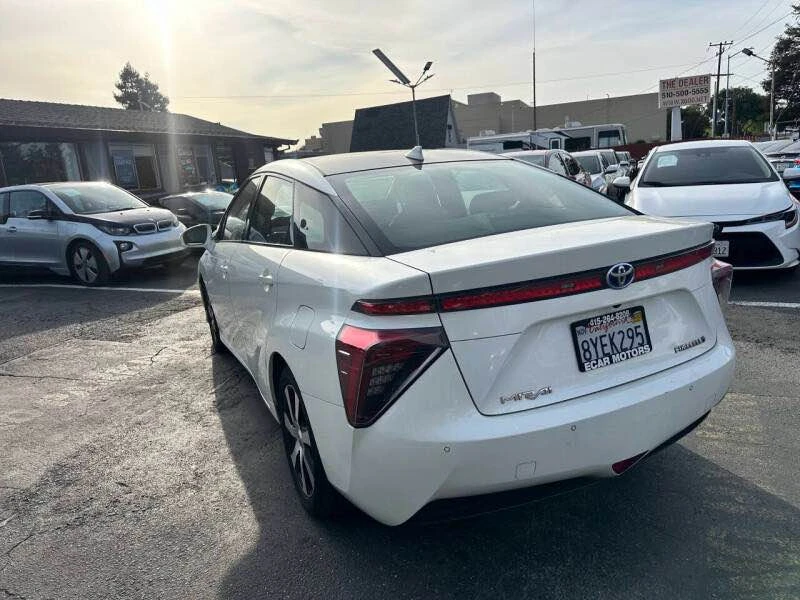 2017 Toyota Mirai - Image 4 of 9