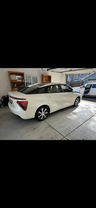 2017 Toyota Mirai - Image 4 of 9