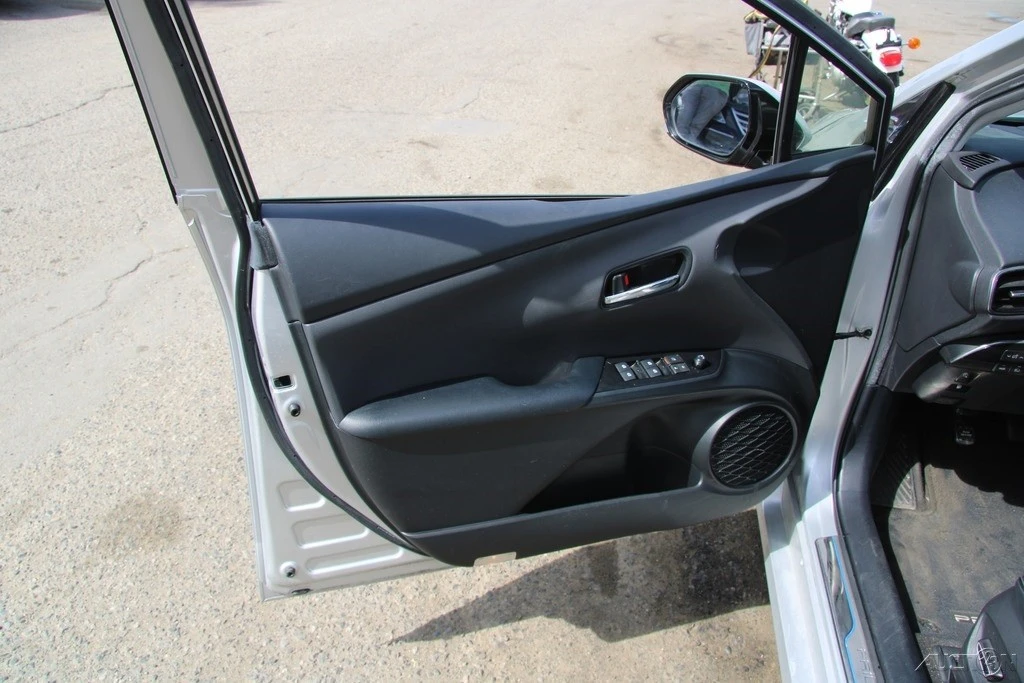 2017 Toyota Prius 4th Gen - Image 13 of 21