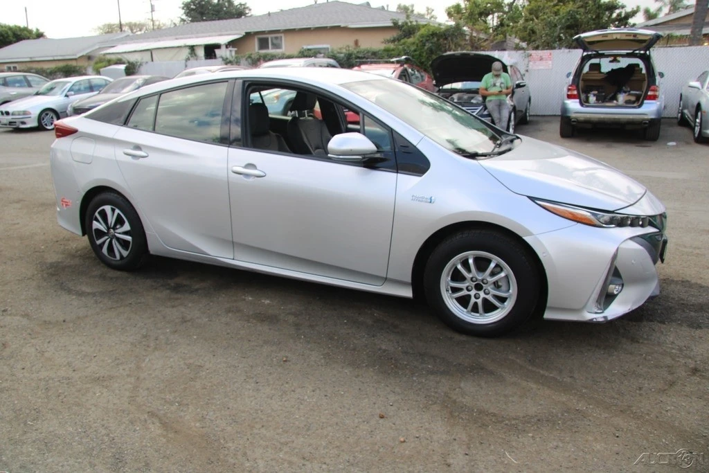 2017 Toyota Prius 4th Gen - Image 10 of 21