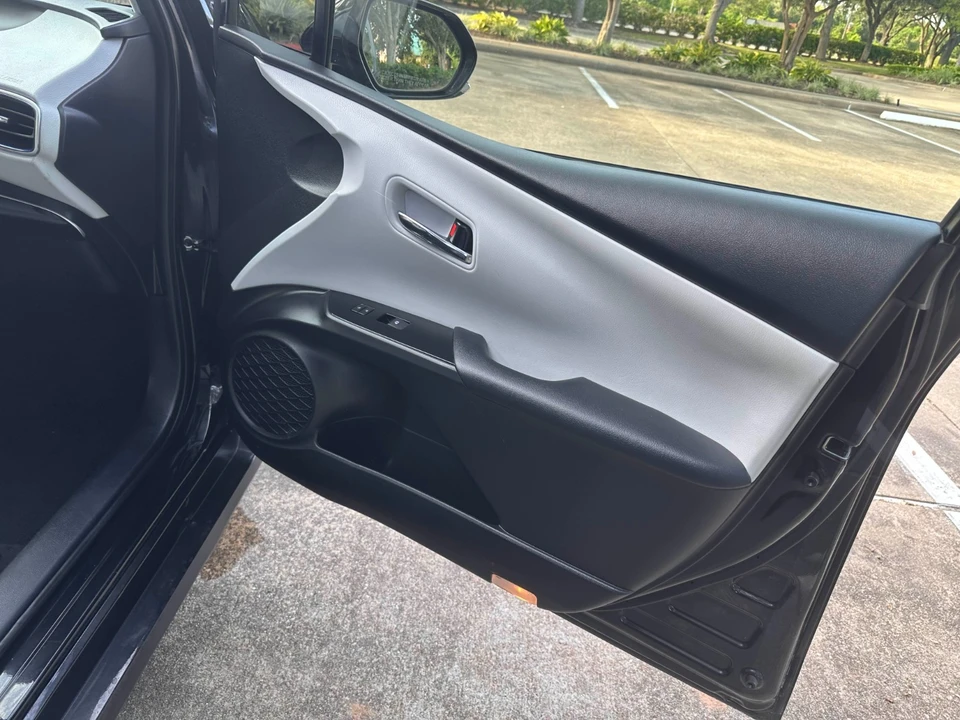 2017 Toyota Prius 4th Gen - Image 16 of 21