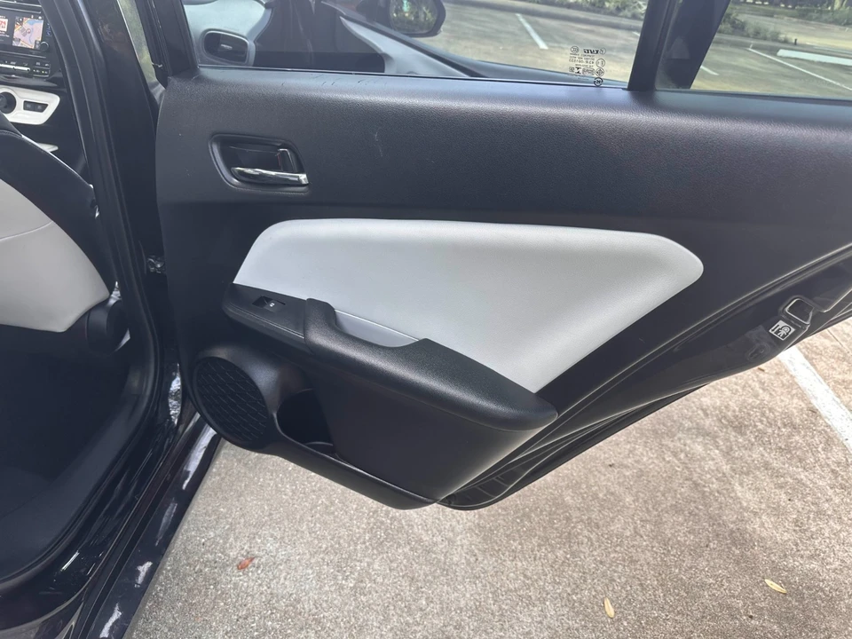2017 Toyota Prius 4th Gen - Image 14 of 21