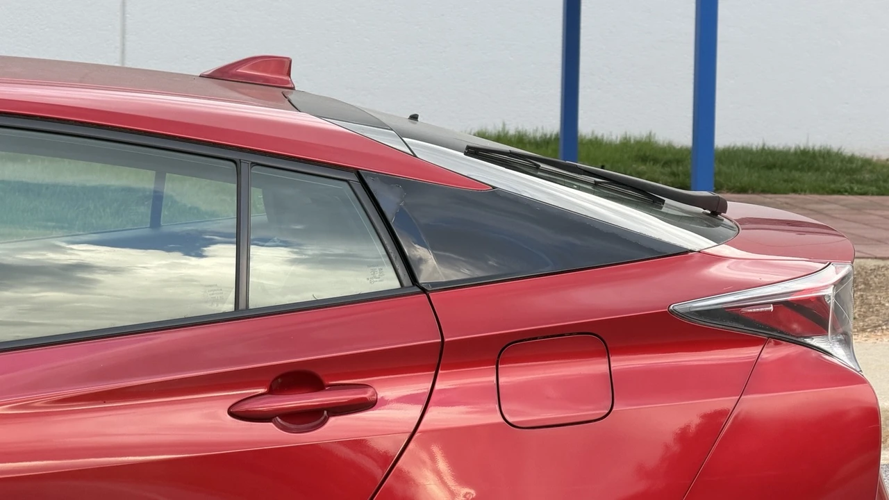 2017 Toyota Prius 4th Gen - Image 9 of 17