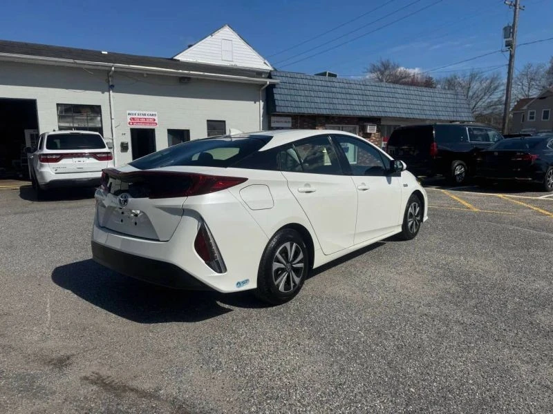 2017 Toyota Prius 4th Gen - Image 9 of 12