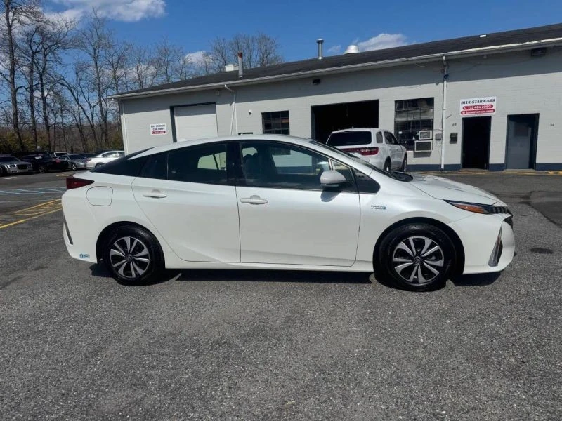 2017 Toyota Prius 4th Gen - Image 7 of 12