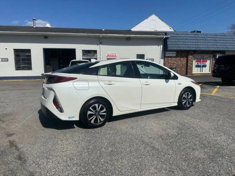 2017 Toyota Prius 4th Gen - Image 8 of 12