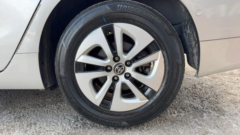 2017 Toyota Prius 4th Gen - Image 10 of 12