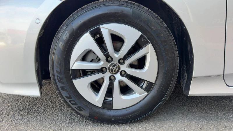 2017 Toyota Prius 4th Gen - Image 9 of 12