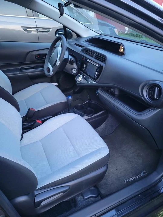 2017 Toyota Prius - Image 6 of 11