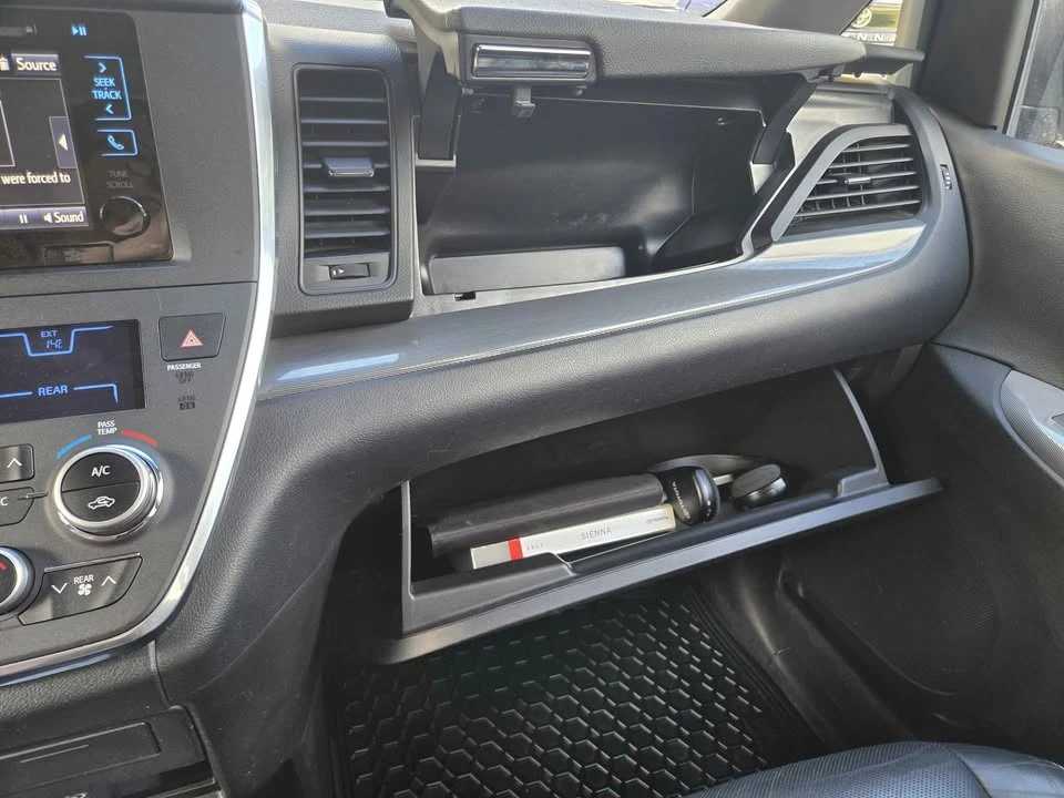 2017 Toyota Sienna 3rd Gen - Image 10 of 15