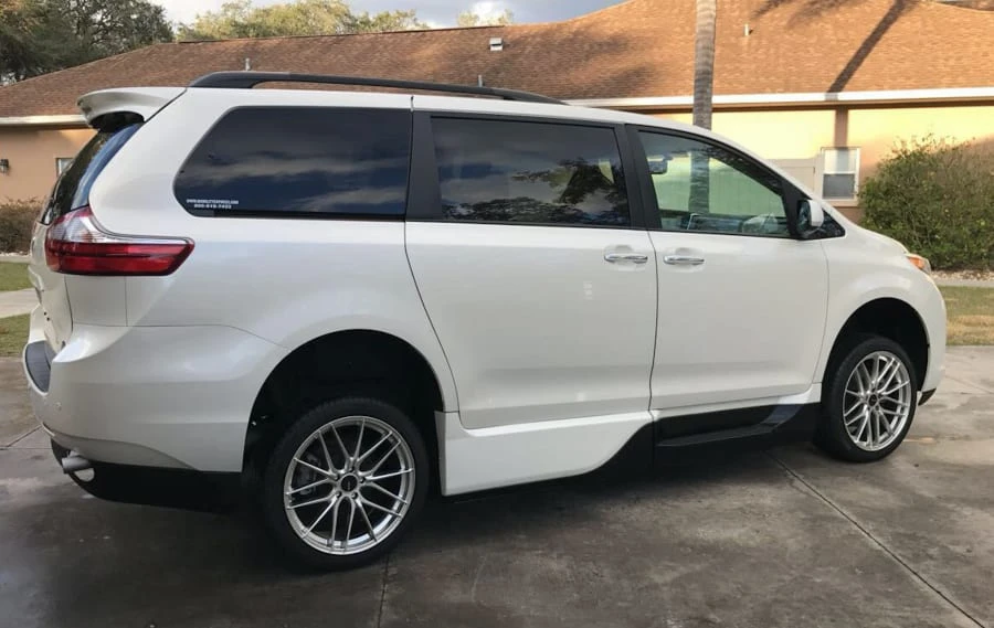 2017 Toyota Sienna 3rd Gen - Image 2 of 2