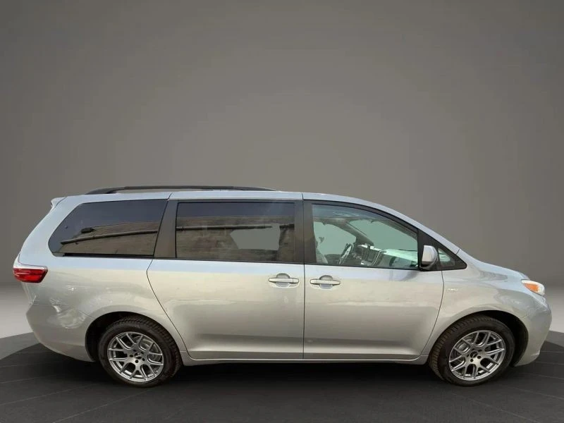 2017 Toyota Sienna 3rd Gen - Image 4 of 12