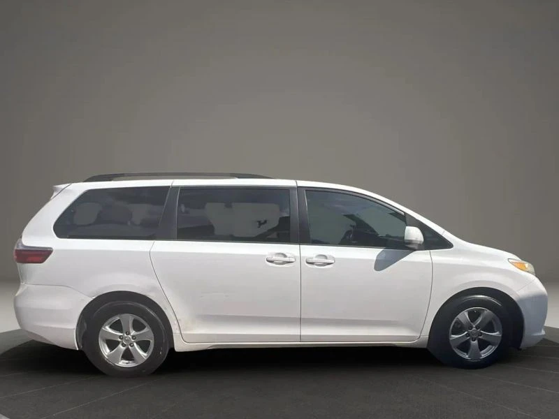 2017 Toyota Sienna 3rd Gen - Image 4 of 12