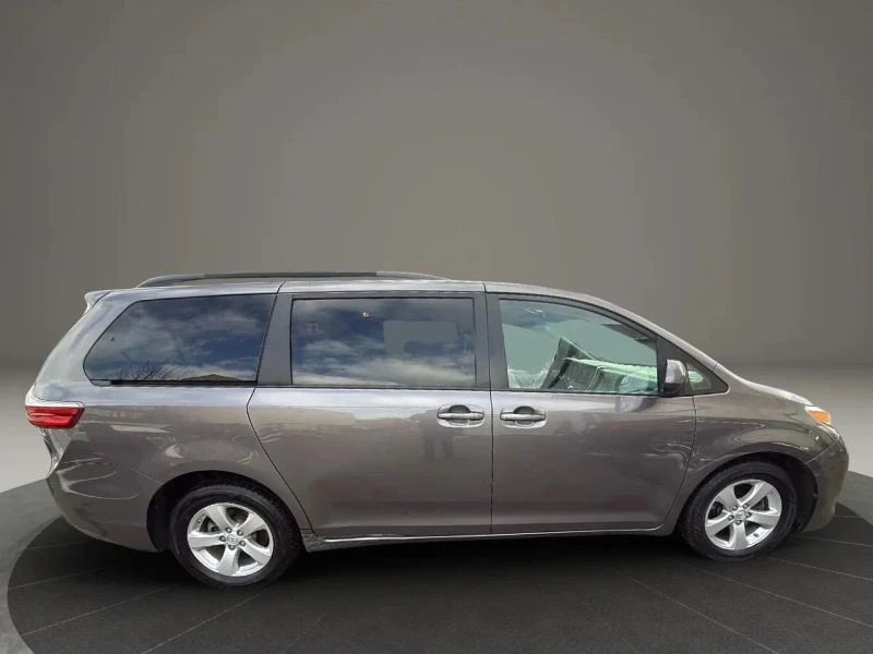 2017 Toyota Sienna 3rd Gen - Image 4 of 12