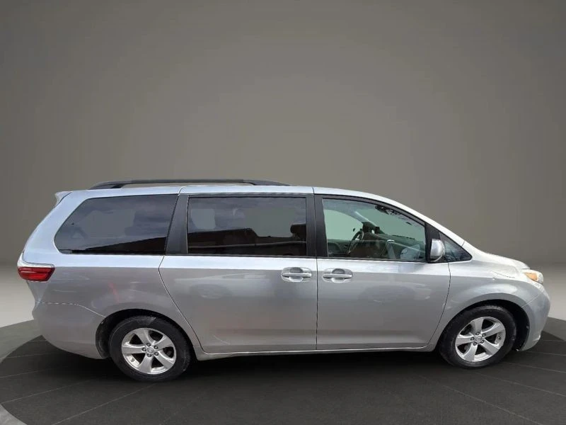 2017 Toyota Sienna 3rd Gen - Image 4 of 12