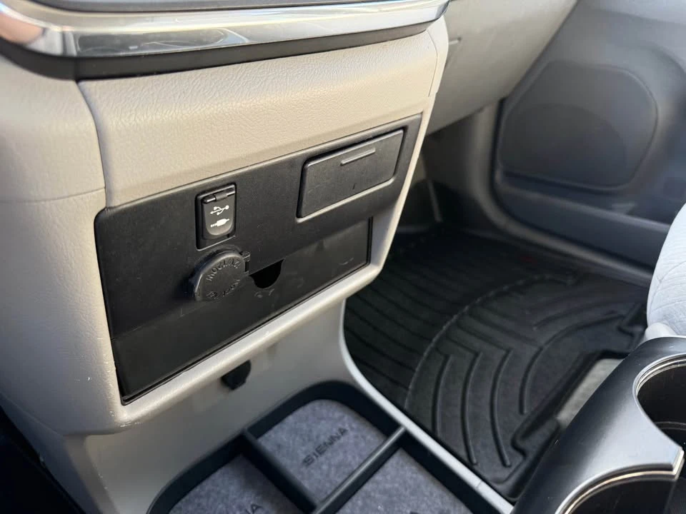 2017 Toyota Sienna 3rd Gen - Image 13 of 20