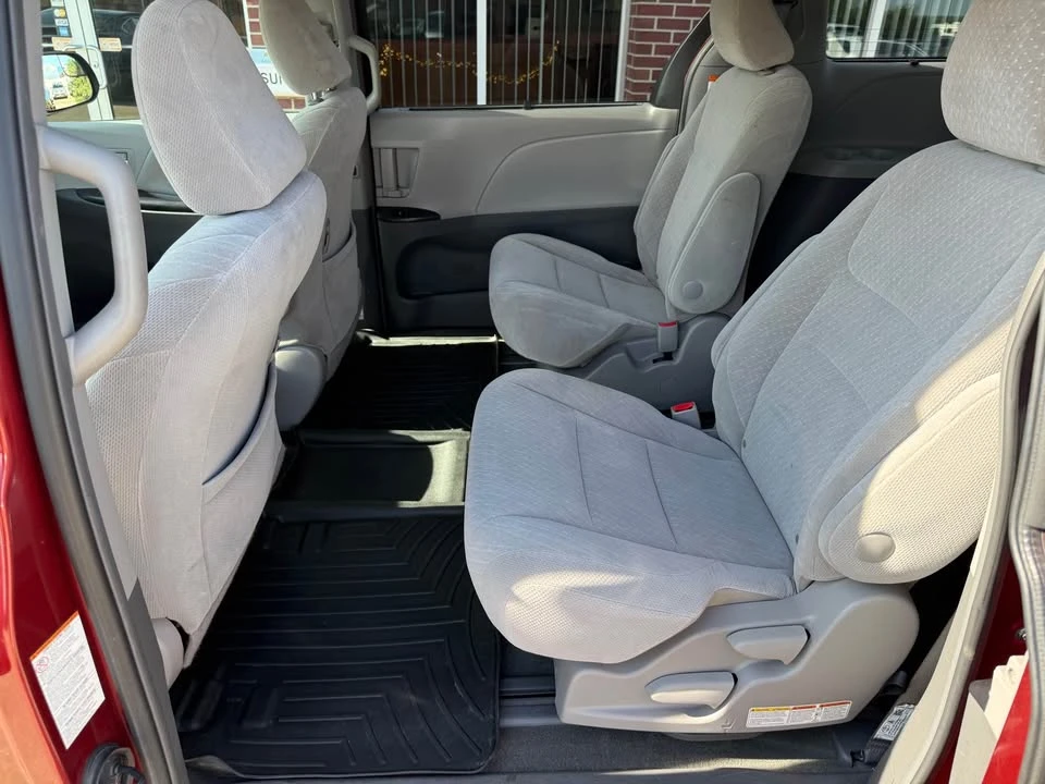 2017 Toyota Sienna 3rd Gen - Image 16 of 20
