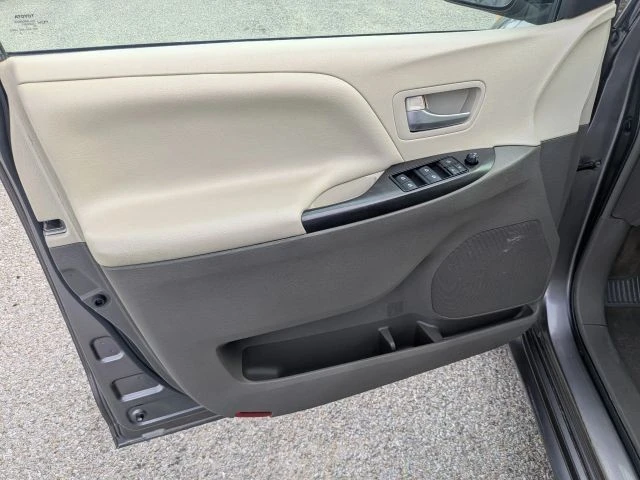 2017 Toyota Sienna 3rd Gen - Image 17 of 21