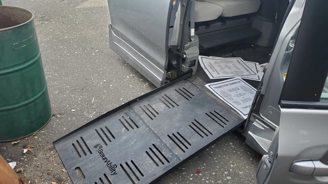 2017 Toyota Sienna 3rd Gen - Image 6 of 9