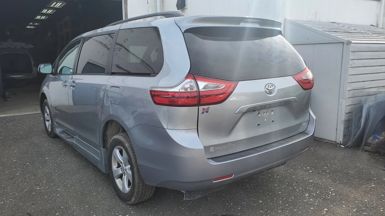 2017 Toyota Sienna 3rd Gen - Image 3 of 9