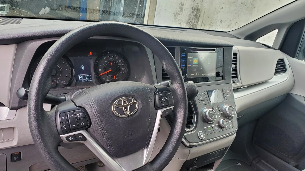 2017 Toyota Sienna 3rd Gen - Image 5 of 9