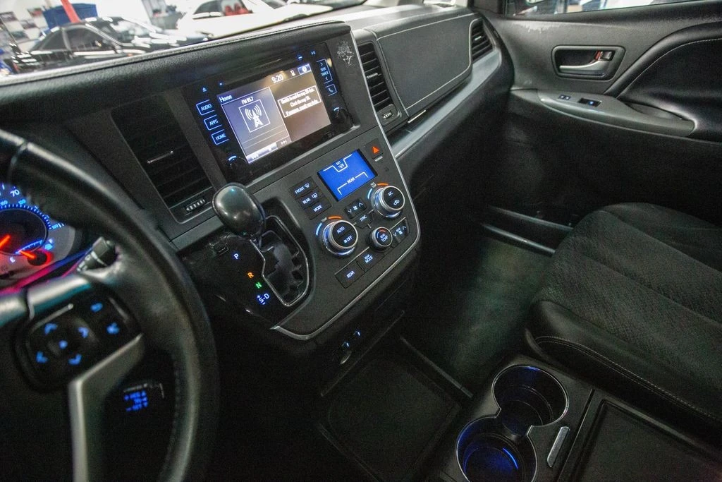 2017 Toyota Sienna 3rd Gen - Image 5 of 6