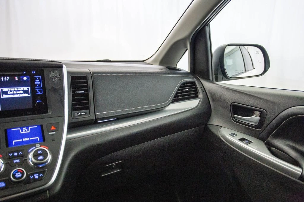 2017 Toyota Sienna 3rd Gen - Image 5 of 12