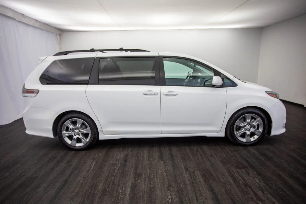 2017 Toyota Sienna 3rd Gen - Image 6 of 12