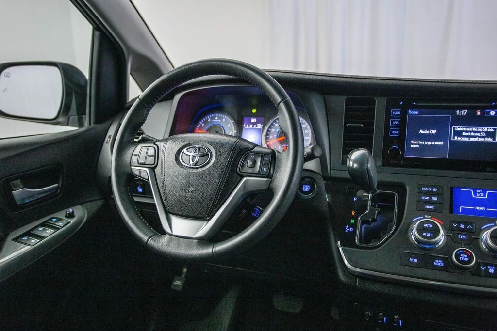2017 Toyota Sienna 3rd Gen - Image 4 of 12