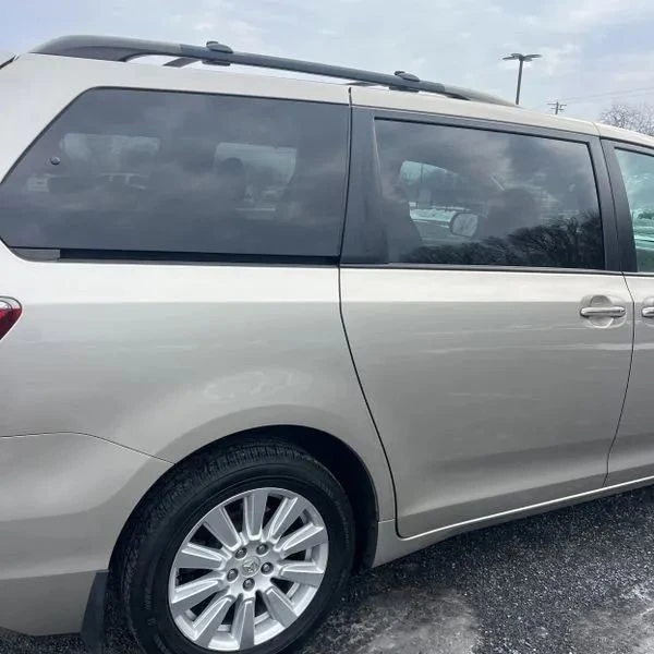 2017 Toyota Sienna 3rd Gen - Image 9 of 12