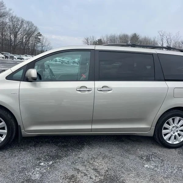 2017 Toyota Sienna 3rd Gen - Image 4 of 12