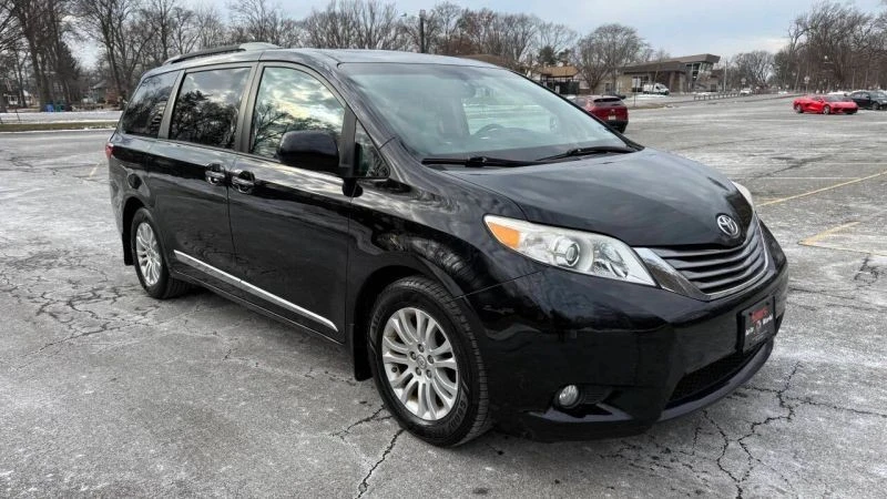 2017 Toyota Sienna 3rd Gen - Image 9 of 12