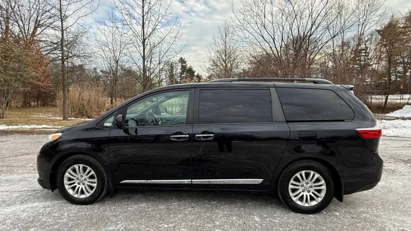 2017 Toyota Sienna 3rd Gen - Image 7 of 12