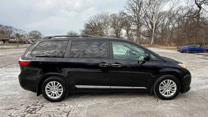 2017 Toyota Sienna 3rd Gen - Image 5 of 12