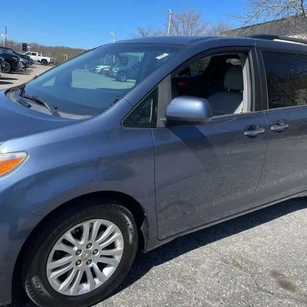 2017 Toyota Sienna 3rd Gen - Image 2 of 12