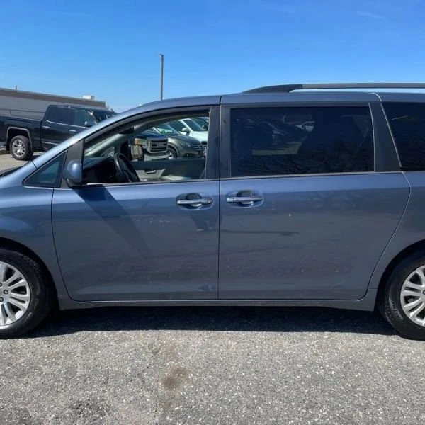2017 Toyota Sienna 3rd Gen - Image 4 of 12