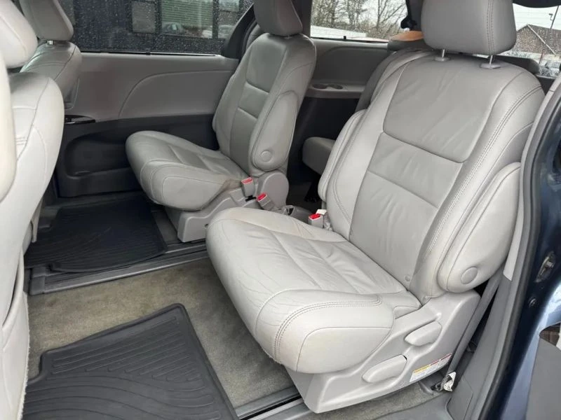 2017 Toyota Sienna 3rd Gen - Image 6 of 12