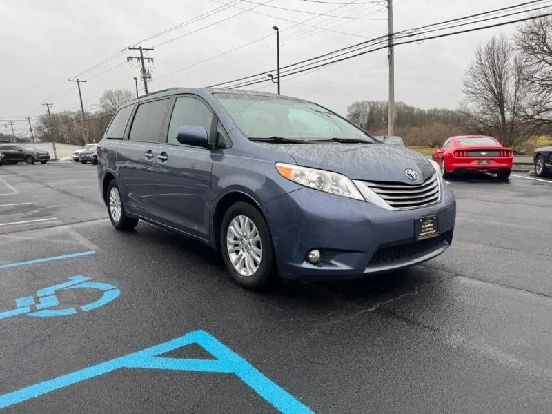 2017 Toyota Sienna 3rd Gen - Image 4 of 12