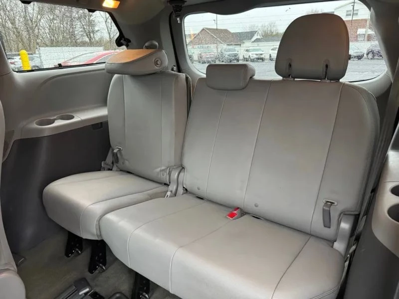 2017 Toyota Sienna 3rd Gen - Image 7 of 12