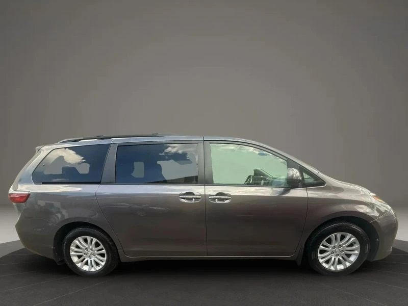 2017 Toyota Sienna 3rd Gen - Image 4 of 12