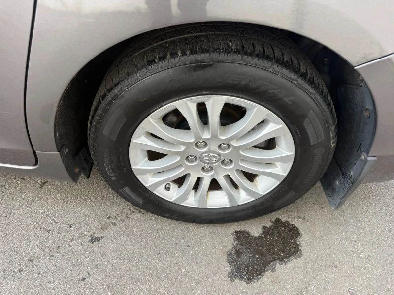 2017 Toyota Sienna 3rd Gen - Image 9 of 12