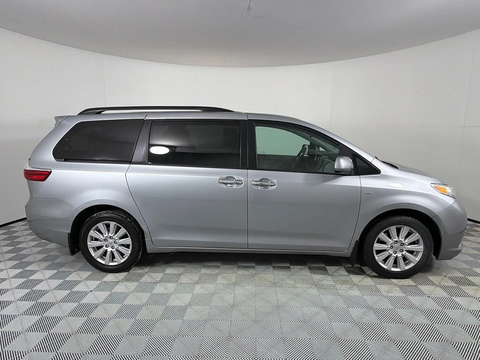 2017 Toyota Sienna 3rd Gen - Image 4 of 21
