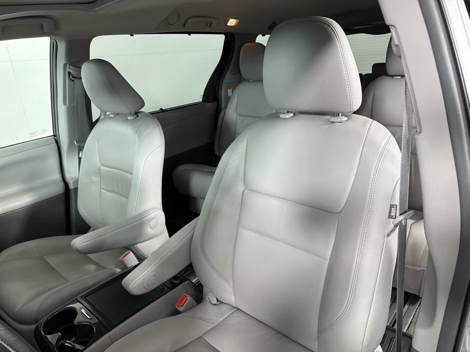 2017 Toyota Sienna 3rd Gen - Image 13 of 21