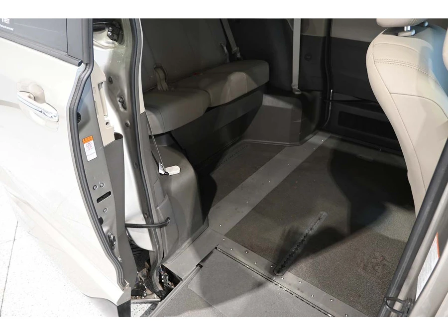 2017 Toyota Sienna 3rd Gen - Image 18 of 21