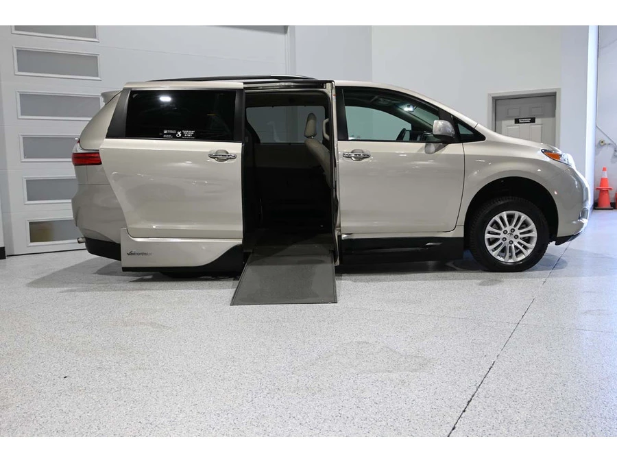 2017 Toyota Sienna 3rd Gen - Image 17 of 21